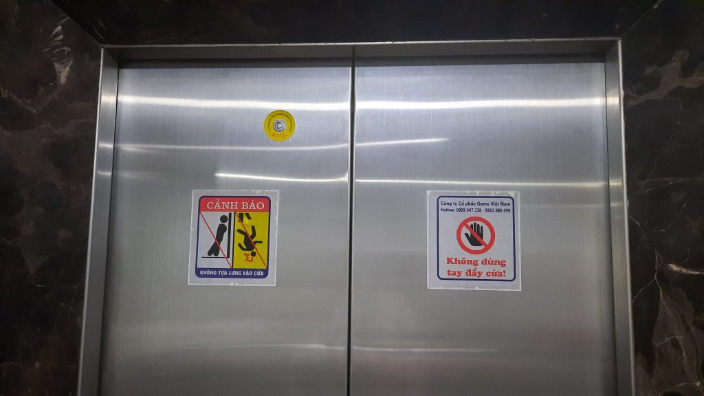 Tại cửa tầng, cửa thang máy cần có cảnh báo cần thiết